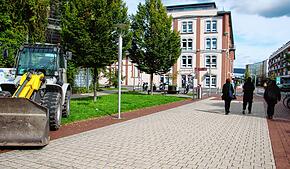 Hier soll künftig ein Pocket-Park entstehen: Der Platz neben dem Mühlbachcenter