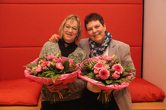 Nach 16 Jahren als Vorsitzende der Katholischen Frauengemeinschaft Markdorf hinterlassen Bärbel Weigele (links) und Inge Steffelin große ...