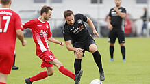 Mit dem Ball unter der Sohle versucht der Hochemminger Markus Romer (rechts) dem gestreckten Bein des Geisingers Jens Degenkolb zu ...
