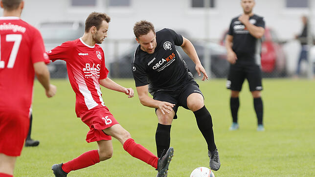 Mit dem Ball unter der Sohle versucht der Hochemminger Markus Romer (rechts) dem gestreckten Bein des Geisingers Jens Degenkolb zu ...