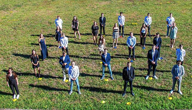 Die Abiturienten des Beruflichen Gymnasiums versammelten sich zum Gruppenbild auf dem Sportplatz der Schule Schloss Gaienhofen. Hier die ...
