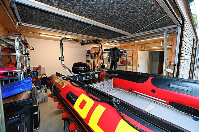 Alles aufgeräumt und für den Einsatz griffbereit: Auch das Schlauchboot ist im neuen Materialraum aufgebockt.