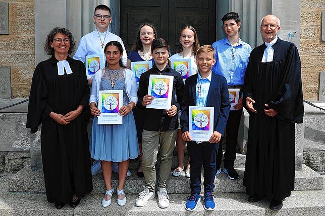Auf den Stufen vor dem Kircheneingang: Konfirmation in der evangelischen Melanachthonkirche zu Stockach mit den Konfirmanden Sophie ...