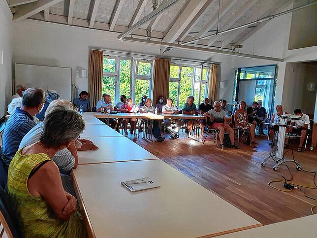 Die Fischbacher Runde, am Dienstag im Feuerwehrhaus, war die erste nach zweieinhalb Jahren Pandemiepause und trotz Hitze gut besucht.