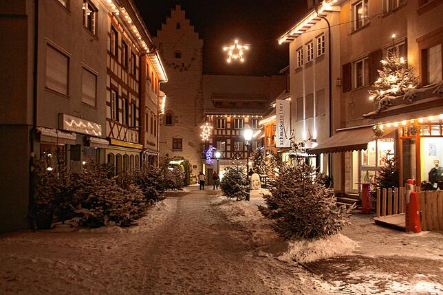 So hell wie auf diesem Archivfoto dürfte die Altstadt von Markdorf in dieser Weihnachtszeit nachts nicht beleuchtet sein. Die ...
