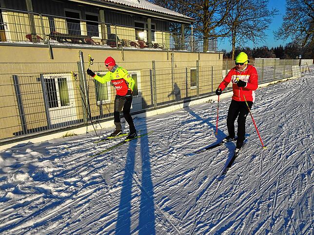 Skater ziehen ihre Runden auf der gewalzten Piste beim Heiligenberger Sportplatz