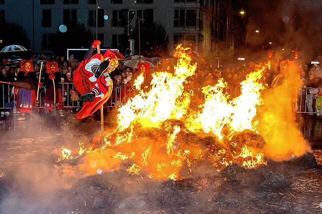 Spektakulär waren die Feuersprünge der Offenburger Hexen,