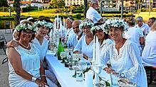 Passend zum Motto sind die Besucher der Weißen Nacht am See ganz in Weiß gekleidet. Die Frauen tragen Kränze aus weißen Blumen. Bilder: ...