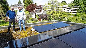 Diese Photovoltaik-Anlage erzeugt Strom, der direkt im Haus genutzt wird. Arne Gülzow (rechts) spart damit seinen Mietern Geld. ...