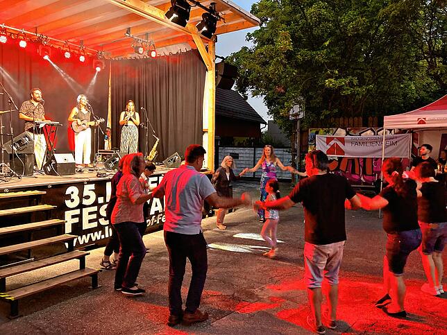 Die traditionellen Klänge der Band Collectif Medz Bazar lockt immer wieder zu Kreistänzen.