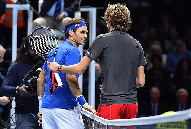 Roger Federer gratuliert Alexander Zverev (rechts).