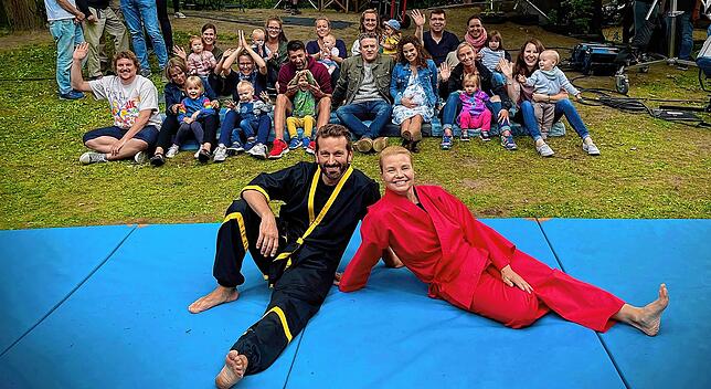 Gute Stimmung: Oliver Stein und Annette Frier in einer Drehpause.