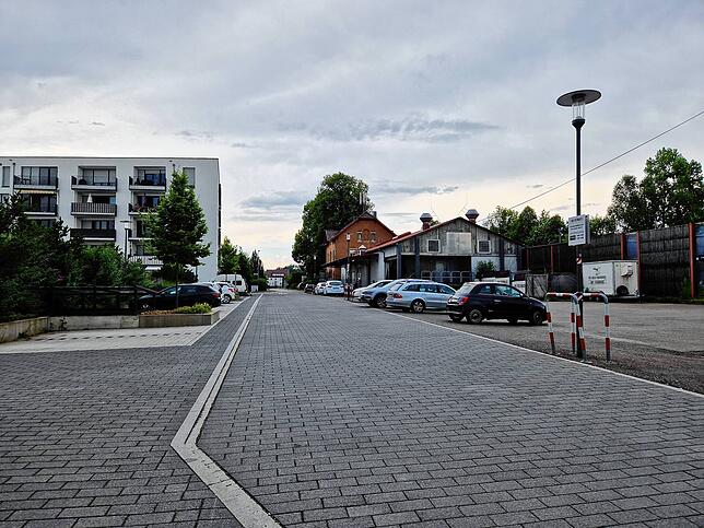 Im ersten Bauabschnitt sollen auf dem bisherigen Parkplatz neben dem Bahnhof Fischbach (rechts hinten) vier Wohngebäude gebaut werden. ...