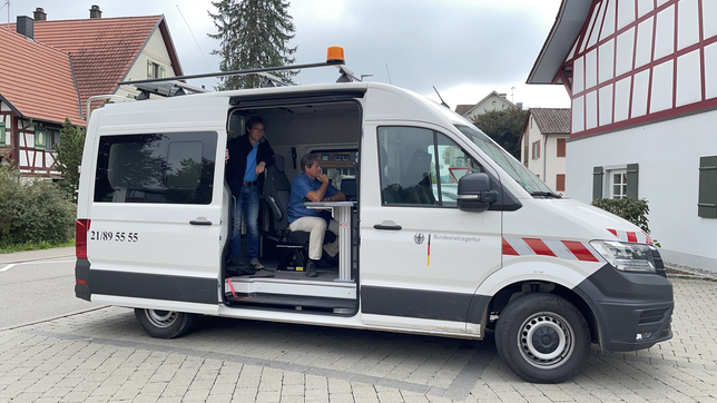 Im Prüfwagen der Bundesnetzagentur ist allerlei Messtechnik untergebracht. Auch ein Sendemast kann bis zu sechs Meter hoch ausgefahren ...