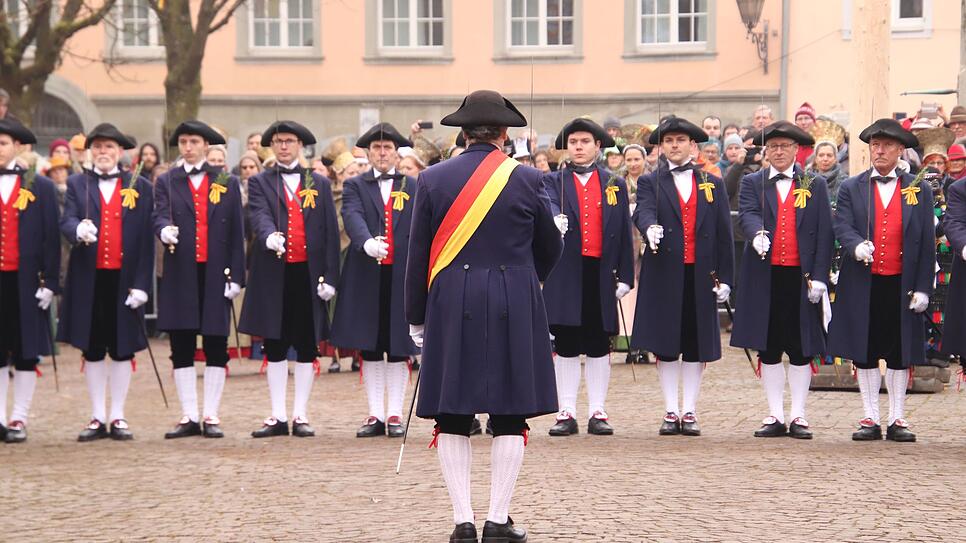 Schwerttanz der Überlinger Schwerttanzkompanie auf der Hofstatt, im Anschluss gab es den Maidlintanz zu sehen.