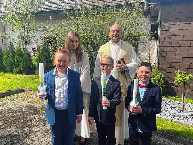Die Erstkommunikanten der alt-katholischen Kirche in BlumbergAm 7. Mai wurde in der alt-katholische Christuskirche in Blumberg ...