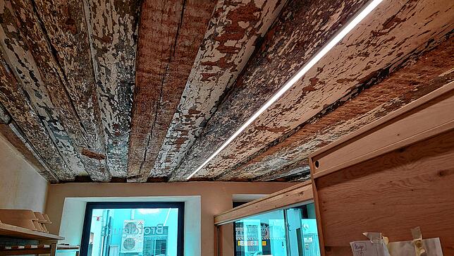 Diese denkmalgeschützte Decke befindet sich in der neuen Bäckerei.