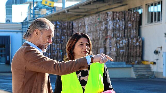Beim Betriebsrundgang: Straub-Geschäftsführer Steffen Würth und Derya Türk-Nachbaur (SPD). Bild: Straub-Verpackungen