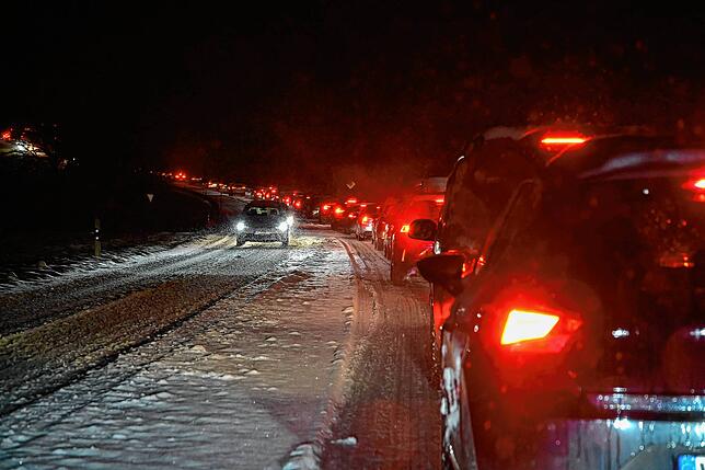 Stau auf der Bundesstraße Höhe Mönchsee: Die Bundesstraße ist zu diesem Zeitpunkt noch nicht geräumt, da helfen auch keine Winterreifen.