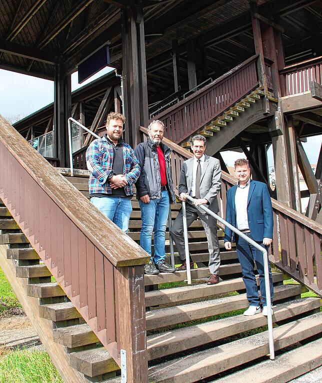 Sie blicken auf den zweiten Bauabschnitt (von links) Stefan Fürst (Holzkompetenz GmbH), Volkmar Weber vom städtischen Tiefbauamt, ...