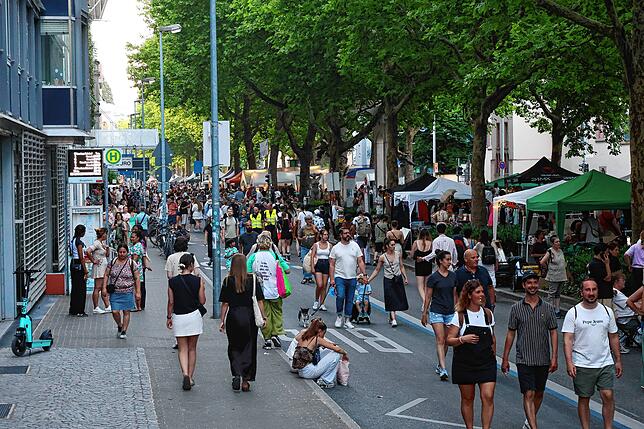 Bild 16: Die Massen strömen zum großen Flohmarkt. Hier gibt‘s die Fotos aus Konstanz
