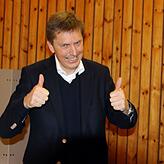 Johannes Albrecht hatte gut Lachen im ersten Wahlgang zur Bürgermeisterwahl der Gemeinde Feldberg: Er liegt bislang vorne.