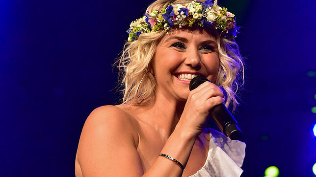 Mit Blumenkranz im Haar, strahlenden Augen und ihrer temperamentvollen Art begeistert die Schweizer Schlagersängerin Beatrice Egli ihre ...