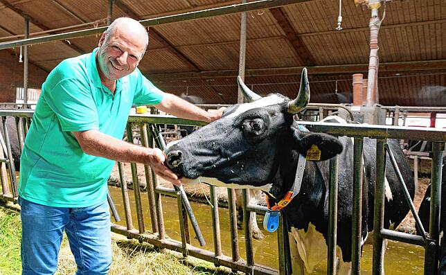 Die Nähe zu den Kühen sucht er zwar gern, aber hier nur für das aktuelle Foto. Den landwirtschaftlichen Betrieb hat der ...