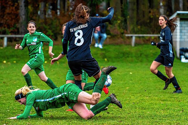 Bild 2: Fußballerinnen des SV Niederhof besiegen die SG Marbach II &ndash; und wir haben Bilder!