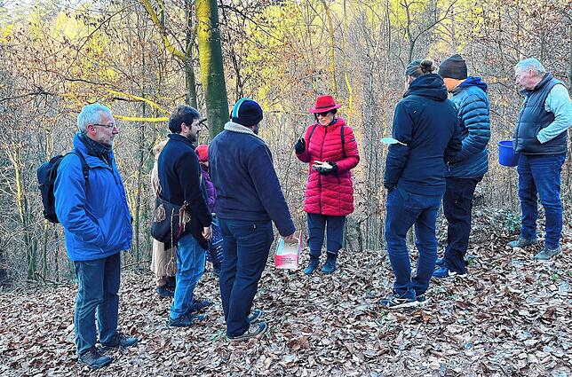 Pilzcoach Heidrun Häußler inmitten der Teilnehmer an der VHS-Exkursion „Winterpilze erkennen und bestimmen“.