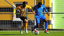 Yusuf Koyuncuoglu (links, TSV Konstanz) im Zweikampf mit Sam Samma vom FC Neustadt. Beide Teams trennten sich mit einem torlosen Remis.