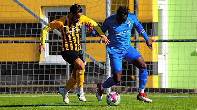 Yusuf Koyuncuoglu (links, TSV Konstanz) im Zweikampf mit Sam Samma vom FC Neustadt. Beide Teams trennten sich mit einem torlosen Remis.