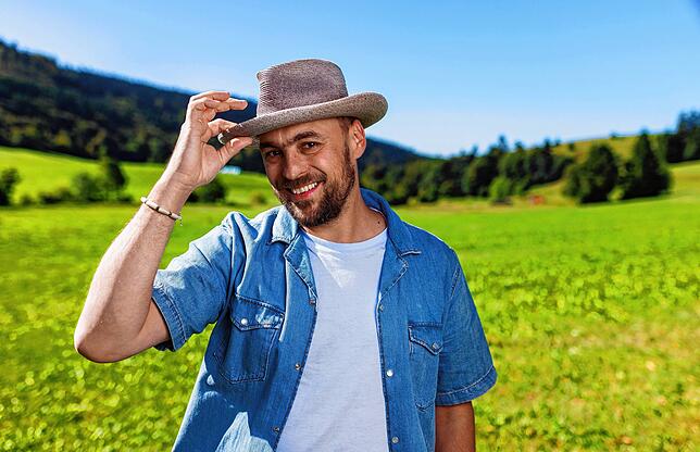 Der Schwarzwald ist seine Heimat: Max Mutzke steht auf einer Wiese nahe Herrenschwand.