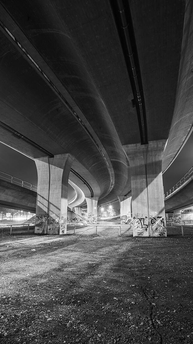Unter der Schänzlebrücke auf Petershauser Seite.
