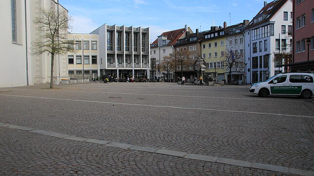 Eher Grau statt grün ist der Adenauerplatz. Nicht zuletzt hier wünschen sich viele Gemeinderäte mehr Aufenthaltsqualität.