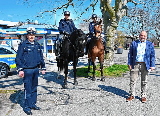 Die Radolfzeller Polizei wurde am Samstag von der Reiterstaffel aus Stuttgart unterstützt (von links): Revierleiter Willi Streit, ...