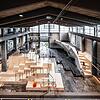 Blick in ein Haus des Sports in Oslo, entworfen vom Büro Lala Toyen &ndash; mit Boulder-Wand, Basketball-Feld, Fitness-Ausrüstung. Ein ...