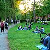 (Archivbild) Junge Leute im Herosé-Park im Juni 2021. In der Nacht zum Mittwoch fing eine Matraze dort Feuer.