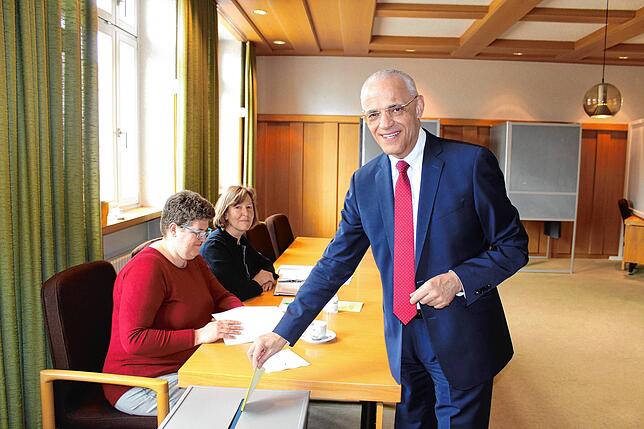 Fritz Link gibt seine Stimme im Sitzungssaal des Rathauses ab. Kerrin-Anne Imber (links) und Karin Möller nehmen diese entgegen.