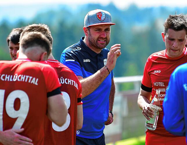 Persönliche Premiere: Michael Gallmann (40) ist zwar seit zehn Jahren als Trainer tätig, doch nun mit dem FC Schlüchttal erstmals in der ...