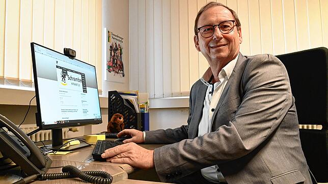 Ortsvorsteher Manfred Moosmann an seinem Schreibtisch im Tennenbronner Rathaus. Bild: Werner Müller