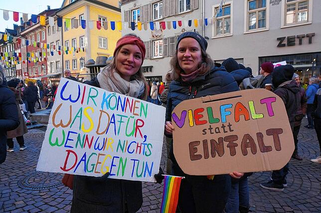 Was für eine Welt sie sich wünschen, machen diese beiden Demonstrantinnen bei der Kundgebung unmissverständlich klar.