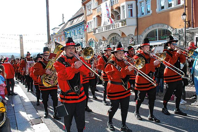 Bild 13: Kinderumzug und Setzen des Kindernarrenbaums in Stockach (Teil 1)