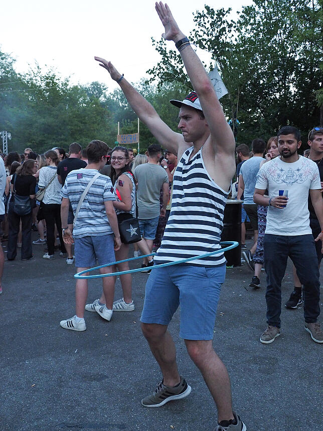 20:36 Uhr: Auch ein Hula-Hoop-Reifen macht sich auf einem Festivalgelände gut.