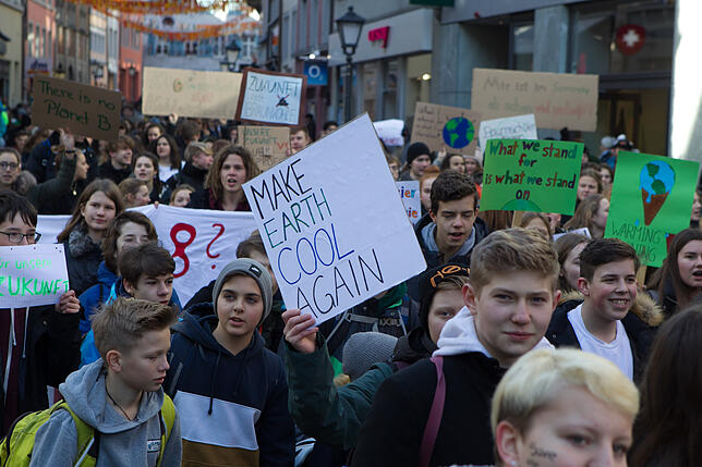 Bild 2: Dieses Mal während der Unterrichtszeit: 700 bis 800 Konstanzer Schüler gehen für "Fridays for Future" auf die Straße und demonstrieren für Klimaschutz