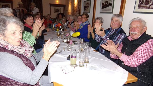 Einen Riesenspaß haben etliche Eschinger am Abend des Martinstages im &bdquo;Bräustüble&ldquo;.