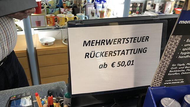 Mit Flyern, Plakaten und Schildern an der Kasse weisen die deutschen Einzelhändler, wie hier in Waldshut-Tiengen, ihre Schweizer Kunden ...