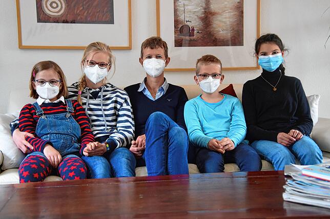 Gesa Hansen (Mitte) sieht eher in der Ausgrenzung von Kindern, die nicht mit Maske in die Schule dürfen, ein Problem als in der ...