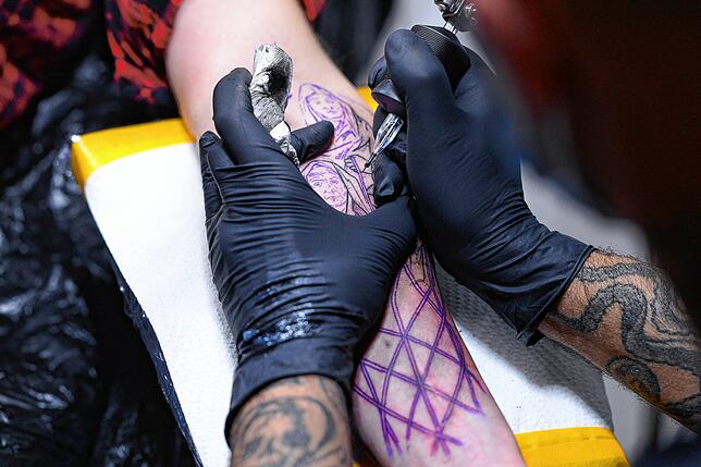 Unter die Haut: Das gehen Tätowierungen ganz wortwörtlich. Eben deshalb ist es auch wichtig, dass Tattoofarben die Tätowierten nicht ...