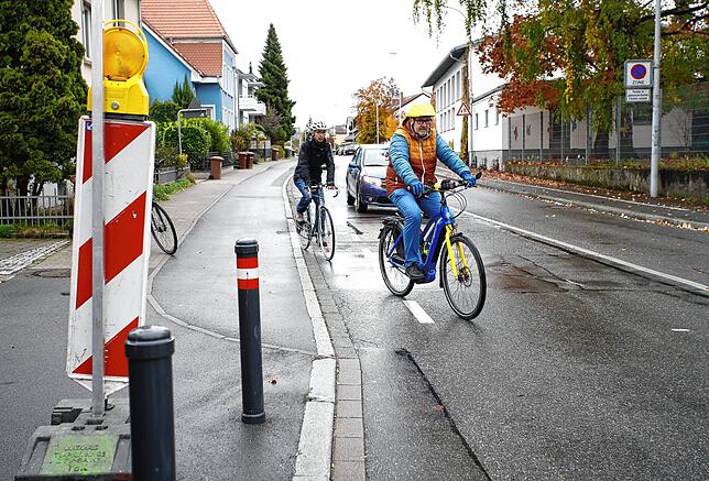Der Fahrradweg in der Schwaketenstraße kurz vor der Ampel-Kreuzung Radolfzeller Straße bei der Grundschule Wollmatingen. Die Situation ...